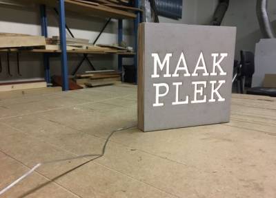  logolamp met Maakplek logo